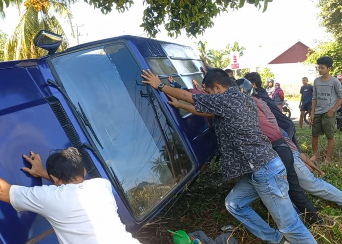 Elak Minibus, Mobil Pria Asal Kaur Terbalik di Babatan Sukaraja