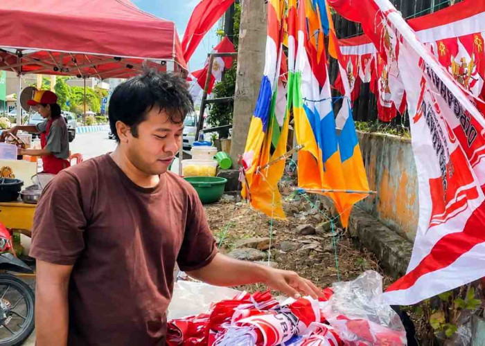 Jelang HUT ke-81 RI, Pedagang Bendera Mulai Penuhi Ruas Jalan di Kota Manna