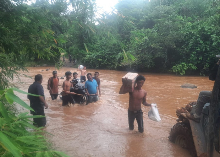 Sungai di Desa Simpang Seluma Meluap, Kendaraan Lewat Terpaksa Dipanggul