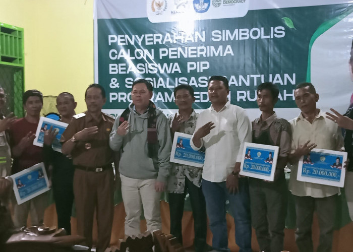 Ketua DPD RI Serahkan Bantuan BSPS 2026 untuk 7 Warga Desa Tebing Kandang
