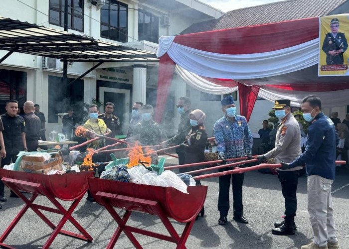 Kejari Bengkulu Musnahkan Barang Bukti 106 Perkara, Termasuk Sajam Milik Geng Motor