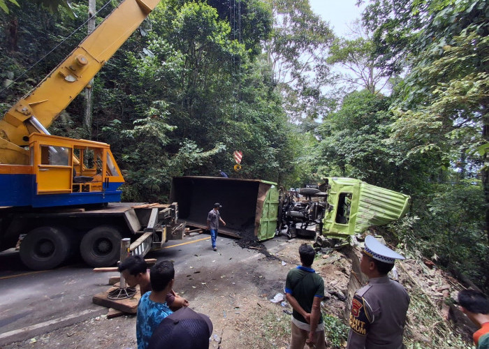 Evakuasi 2 Truk di Jurang Sedalam 30 Meter Berlangsung, Kawasan Liku 9 Berlaku Sistem Buka Tutup