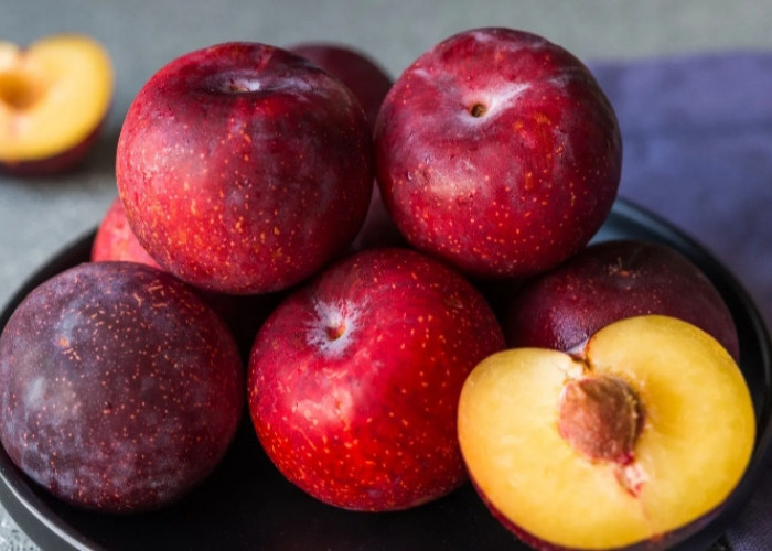 Jangan Sembarangan! 5 Kelompok Orang Ini Dilarang untuk Konsumsi Buah Plum 