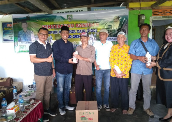 Komisi II DPRD Provinsi Bengkulu Bagikan Pupuk Organik Cair ke Seluma, Jumlahnya Ribuan