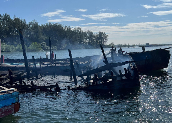 3 Bangkai Kapal di Pulau Baai Mendadak Terbakar, Polisi Selidiki Penyebabnya