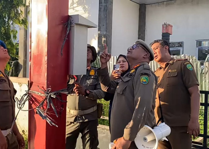 Tertibkan Trotoar, Petugas Temukan Aliran Listrik Ilegal di Depan Stadion Semarak