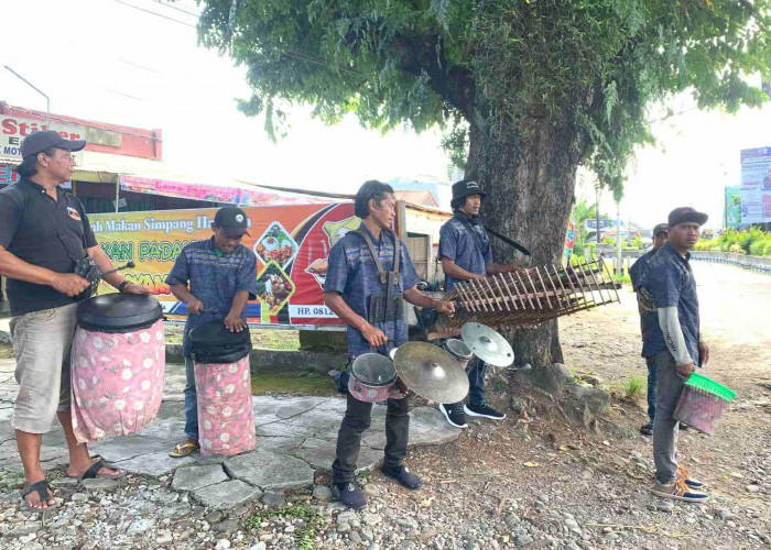 Aksi Pemusik Jalanan, Bawa Angklung Keliling Indonesia 