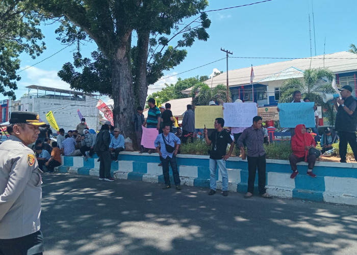 Puluhan Masyarakat Bengkulu Selatan Gelar Demo di Depan Polda, Ini Tuntunannya 