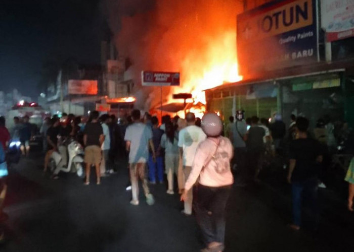 3 Ruko di Pasar Panorama Terbakar, 1 Keluarga Sempat Terjebak Dalam Kobaran Api