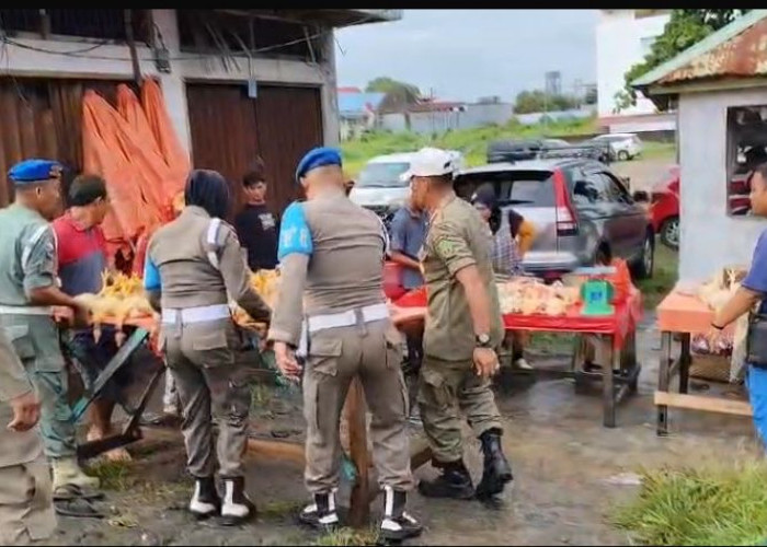 Bandel Berjualan di Bahu Jalan, PKL Pasar Minggu Ditertibkan Tim Gabungan