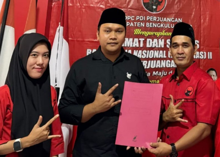 Andaru Pranata Maju Pilbup 2024, Ambil Formulir Pendaftaran di DPC PDIP Bengkulu Utara