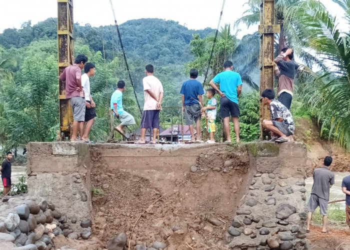 Arus Deras Sungai Air Seluma Hanyutkan Jembatan, Desa Lubuk Resam Terisolasi