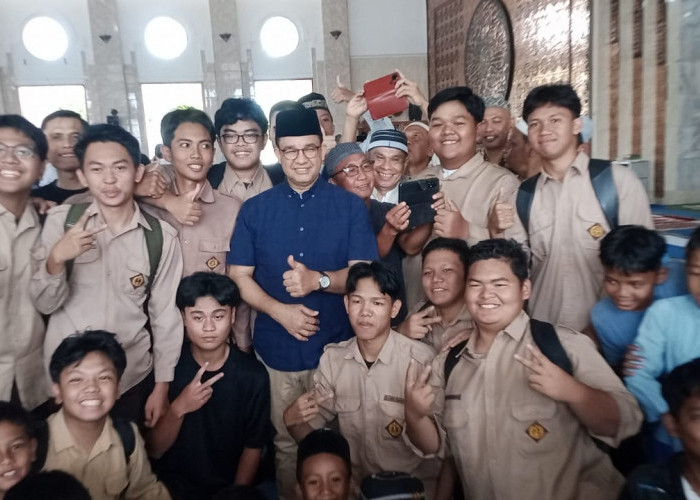 Salat Jumat di Bengkulu, Kehadiran Anies Baswedan Disambut Hangat dan Antusias oleh Warga