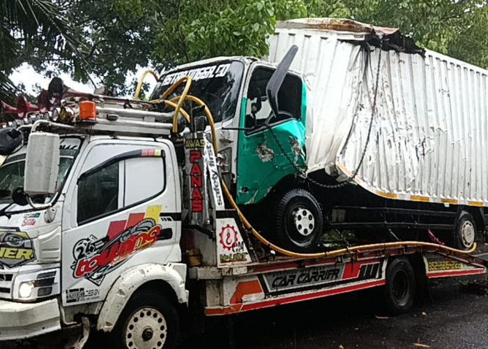 Mobil Ekspedisi SiCepat Tabrak Pohon Lalu Terguling di Jalan Citandui