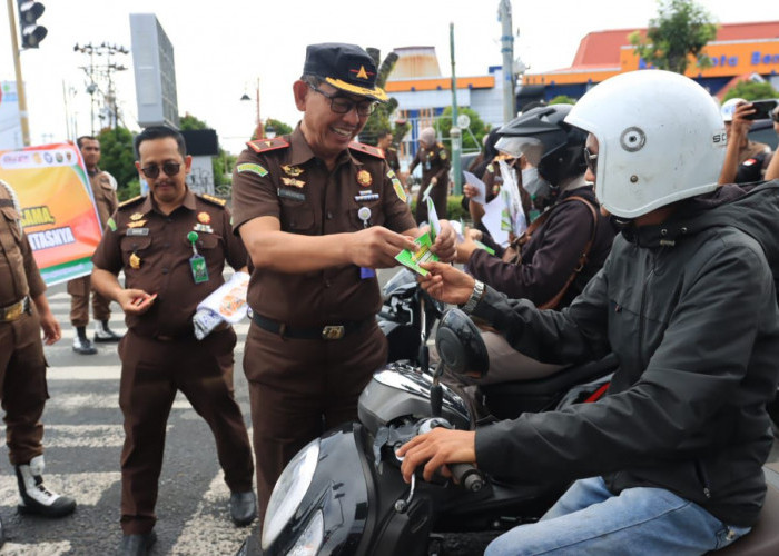 Hari Anti Korupsi Sedunia 2025, Kejati Bengkulu Bagikan Pin, Stiker Hingga Kaos