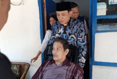 Wujud Kepedulian, Walikota Bengkulu Antarkan Kursi Roda dan Sembako ke Kediaman Arwani