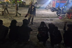 Resahkan Warga Pagar Dewa, Belasan Remaja Diamankan Satpol PP dan Dihukum Bersihkan Masjid