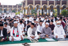 Berlangsung Penuh Kekhusyukan, Wagub Mian dan Ribuan Jemaah Padati Salat Iduladha di Masjid Raya Baitul Izzah