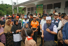 Gubernur Helmi Hasan Turun ke Titik Longsor, Serahkan Bantuan untuk Warga yang Kehilangan Rumah