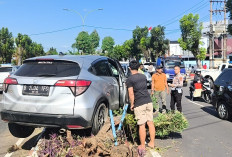 Diduga Sopir Mengantuk dan Lelah, Mobil Honda HR-V Tabrak Pembatas Jalan di Padang Jati