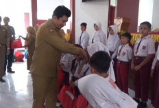 Ringankan Beban Orang Tua, Pemkab Bengkulu Utara Bagikan Ribuan Stel Seragam Gratis
