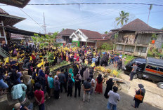 Kawal Otopsi Gita, Ratusan Warga ‘Geruduk’ TPU Batu Bandung Sambil Kibarkan Bendera Kuning