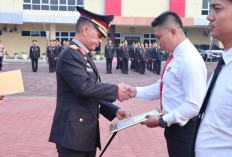 Berprestasi di Bidang Olahraga, Brigpol Hade Guntur Terima Penghargaan dari Kapolda Bengkulu