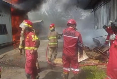 Mobil Tangki Solar dan Gudang PT Agro Mega Perkasa di Teluk Sepang Terbakar