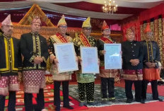 Bupati, Wakil Bupati, dan Ketua DPRD Kepahiang Terima Gelar Adat Rejang