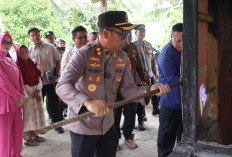 Polres Mukomuko Bedah Rumah Korban Kebakaran di Lubuk Pinang, Wujud Kepedulian Hari Bhayangkara ke-80