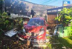 Hilang Kendali, Mobil Brio Hantam Warung Makan, Berakhir Nyungsep ke Pekarangan Rumah di Sidomulyo