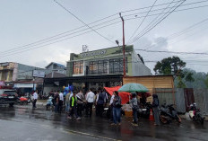Geger! Pedagang Es di Kepahiang Ditikam Sesama Rekan, Korban Kabur Bersimbah Darah ke Dalam Toko