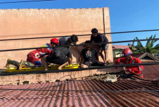 Perbaiki Genteng Bocor, Pria 50 Tahun Tersengat Listrik Saat Berada di Atas Atap