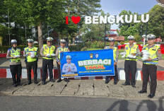 Hiasi Ramadan dengan Kepedulian, Satlantas Polresta Bengkulu Tebar Takjil di Simpang Lima