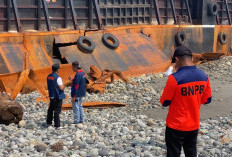 Sebulan Terdampar di Pantai Desa Gunung Kayo , Kapal Tongkang Pasir Putih Mulai Rusak Dihantam Ombak
