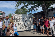 Protes Penahanan BBM, Puluhan Nelayan Malabero Gelar Aksi Bakar Ban di Jalan