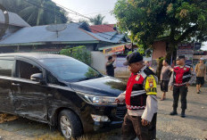 Gara-gara Elakkan Lubang Jalan, Avanza Putih Hantam Mobil Dinas Kakan Kesbangpol Seluma