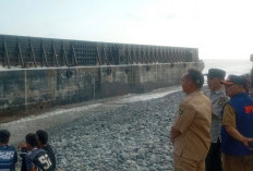 Dihantam Gelombang Kuat, Tongkang Pengangkut Pasir Putih Terdampar di Pantai Bunga Mas