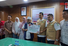 Tinjau Pasca Bencana di Aceh, Gubernur Helmi Hasan Serahkan Bantuan Rp1 Miliar untuk Korban 