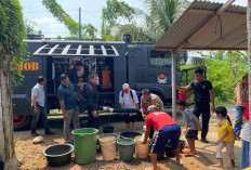 Dampak Kemarau, Satbrimob Polda Bengkulu dan Polsek Selebar Salurkan 5.000 Liter Air Bersih