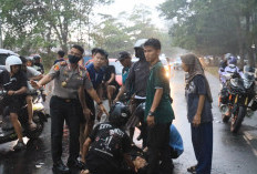 Sigap! Kapolda Bengkulu Turun Tangan Bantu Evakuasi Korban Kecelakaan di Pantai Panjang