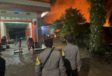 Kebakaran Dini Hari di Air Rami Mukomuko, Toko Manisan Sekaligus Kios BBM Eceran Ludes Terbakar