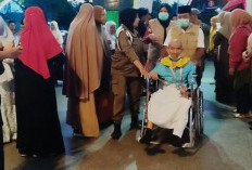Diselimuti Duka 1 Jemaah Wafat di Makkah, Bupati Bengkulu Utara Sambut Kepulangan Kloter Haji
