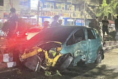 Diduga Rem Blong, Honda Jazz Berisi 4 Orang Hantam Median Jalan Sutoyo Tanah Patah hingga Hancur