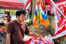 Jelang HUT ke-81 RI, Pedagang Bendera Mulai Penuhi Ruas Jalan di Kota Manna