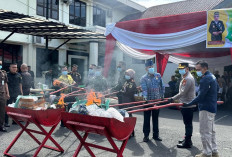 Kejari Bengkulu Musnahkan Barang Bukti 106 Perkara, Termasuk Sajam Milik Geng Motor