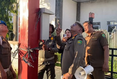 Tertibkan Trotoar, Petugas Temukan Aliran Listrik Ilegal di Depan Stadion Semarak