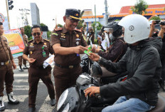 Hari Anti Korupsi Sedunia 2025, Kejati Bengkulu Bagikan Pin, Stiker Hingga Kaos